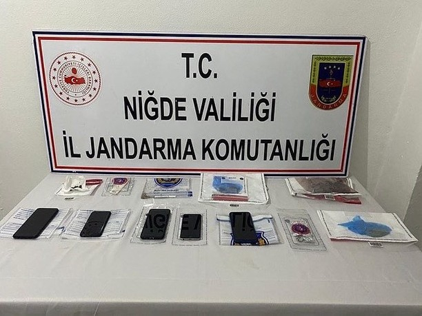 NİĞDE'de jandarma ekiplerinin 11 ayrı adrese düzenlendiği uyuşturucu operasyonunda 9 şüpheli gözaltına alındı.