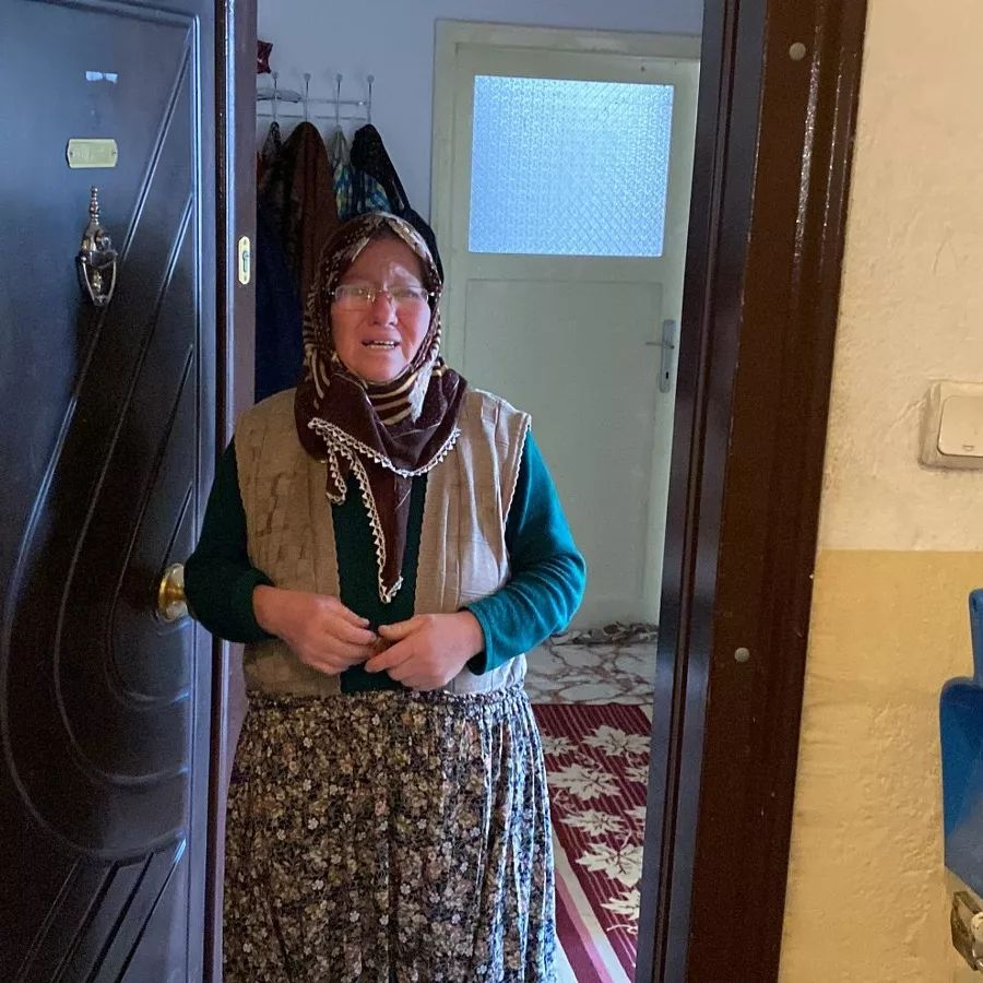 Niğde'de yalnız yaşayan 53 yaşındaki Dilber Kömürcü’nün evine balkon kapısından giren hırsızlar, kuru pasta yedikten sonra televizyon, halı, kilim gibi eşyaları çalarak kaçtı.